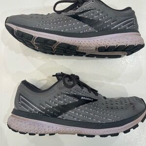 Brooks Ghost 13 Charcoal Athletic Sneakers size 10.5